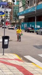 Cena inusitada: Homem senta em cadeira no meio de avenida em Itapema