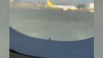 Uçak pencerelerinde neden küçük delikler var?