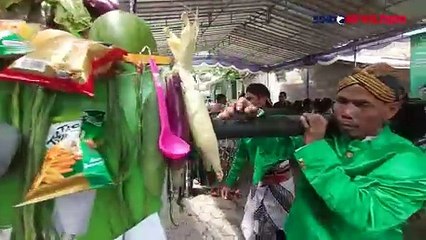 Warga Gelar Tradisi Nyadran dengan Berebut Gunungan Hasil Bumi Untuk Sambut Ramadhan di Yogya