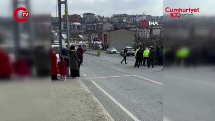 İstanbul'da servis minibüsü trafik polisine çarptı!