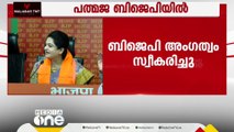 പ്രകാശ് ജാവദേക്കറിൽ നിന്ന് അംഗത്വം സ്വീകരിച്ച് പത്മജ വേണുഗോപാൽ ബി.ജെ.പിയില്‍ ചേര്‍ന്നു