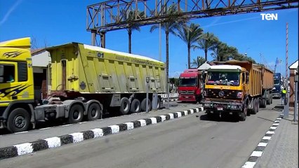 المشهد الذي انتظره الجميع.. شاهد لحظة خروج البضائع من الجمارك تنفيذا لتوجيهات الرئيس السيسي