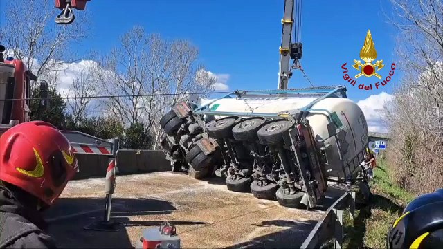 Cisterna ribaltata sulla FiPiLi, l'intervento dei vigili del fuoco