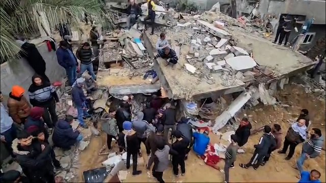 غارات إسرائيلية استهدفت منازل سكنية في النصيرات ودير البلح