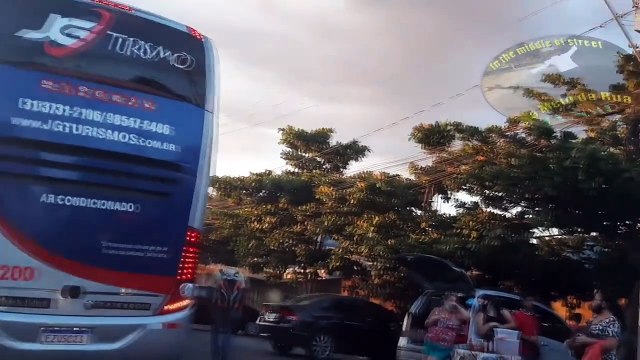 ÔNIBUS DE TURISMO lacra a rua e não tenho como SAIR - Praça da CEMIG, Contagem