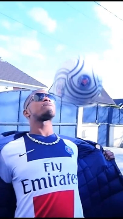Un club de foot et un rappeur on fait une collab pour un maillot de ...