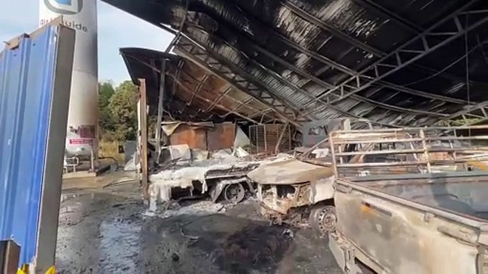 榴槤加工厂烧毁 同行助搬榴槤库存