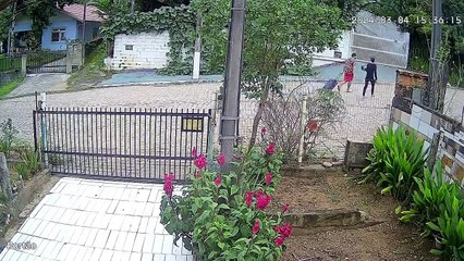 Escalofriante: Video registró el momento en que una pareja trasportó el cuerpo sin vida de una niña  