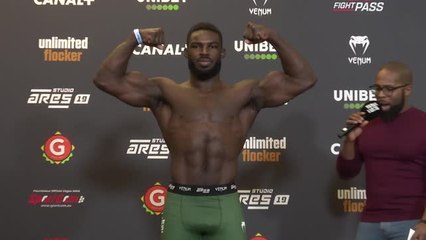 ARES 19 - Premier face-à-face lors de la pesée entre Zebo et Graca