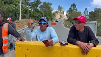 "Parece que los ingenieros salieron de Puerto Rico a pie para acá", dicen residentes de  carretera Constanza y Jarabacoa