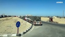 Gaza: interminabile la fila di camion con gli aiuti bloccati al valico di Rafah