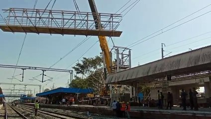 पैदल पुल को हटाया, अब शुरू होगा नया निर्माण