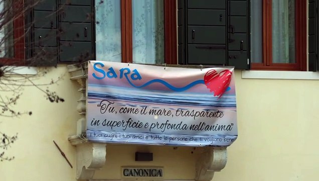 Funerali Sara Buratin, l'arrivo del feretro nella chiesa di Bovolenta