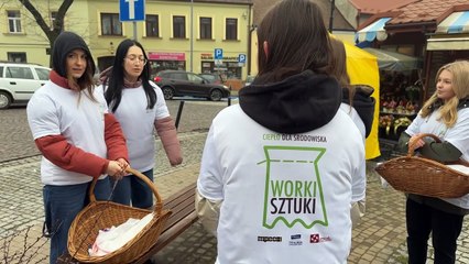 Tarnów- uczniowie rozdają ekologiczne torby na zakupy
