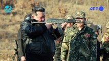 Líder norcoreano manipula arma al inspeccionar base de entrenamiento
