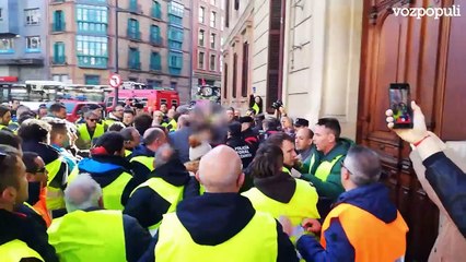 Agricultores tratan de irrumpir en el Parlamento de Navarra
