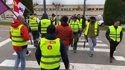 Los agricultores cortan la avenida Cantabria en apoyo a los 3 detenidos en la Ribera