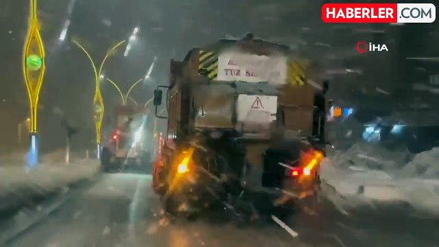 Yüksekova-Esendere Karayolu Kar Yağışı Nedeniyle Ulaşıma Kapandı