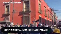 Así rompieron normalistas puerta de Palacio Nacional