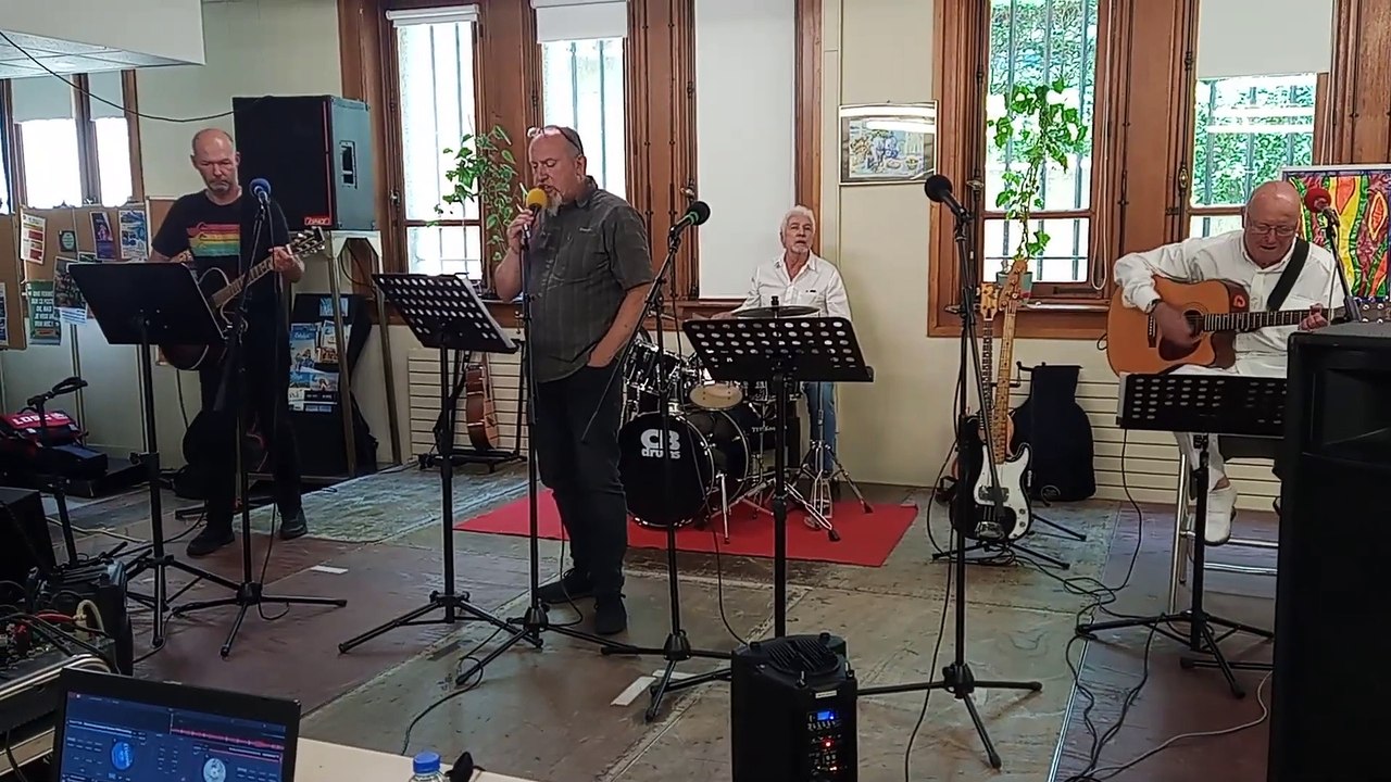 Le pub à Victor de Lassay-les-Châteaux interprété par Alain Bôké et les Musicos de Lille-(1080p)