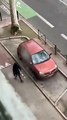 Une femme vient casser la vitre d'une voiture de police sans raison