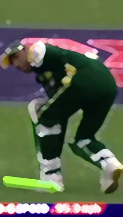 Simple CATCH dropped by KEEPER - Shoaib Akhtar, Rashid Latif, Trescothick