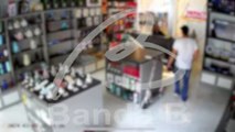 Imagens mostram suspeito roubando perfumes e caixas de som de loja em Rio Branco do Sul; prejuízo ultrapassou os R$ 6 mil