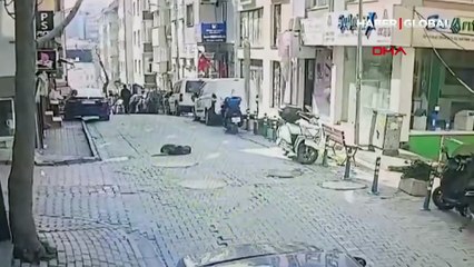 Uyuyan köpeği ezdi, hiçbir şey olmamış gibi yoluna devam etti! Cani taksici kamerada