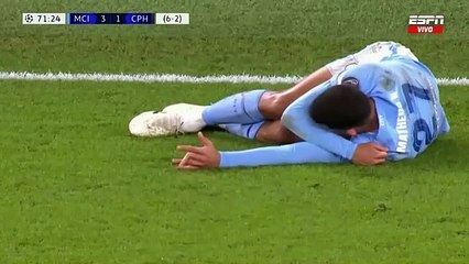 Escalofriante lesión de dedo de un futbolista del Manchester City.