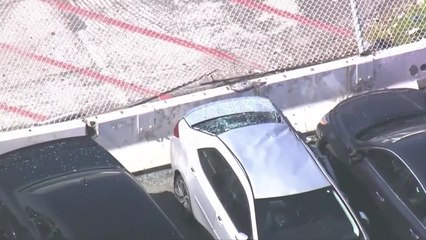 美 유나이티드 여객기 이륙 후 바퀴 빠져 LA 비상착륙...차량 파손 / YTN