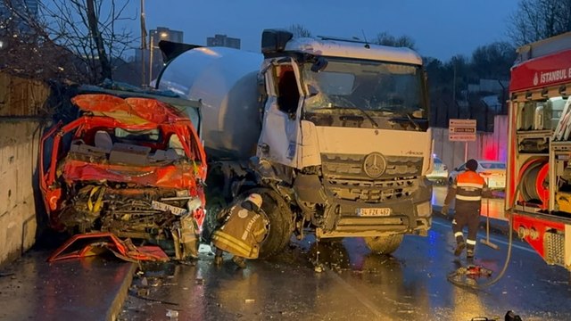 Sarıyer'de, karşı yöne geçen beton mikseri kamyonete çarptı