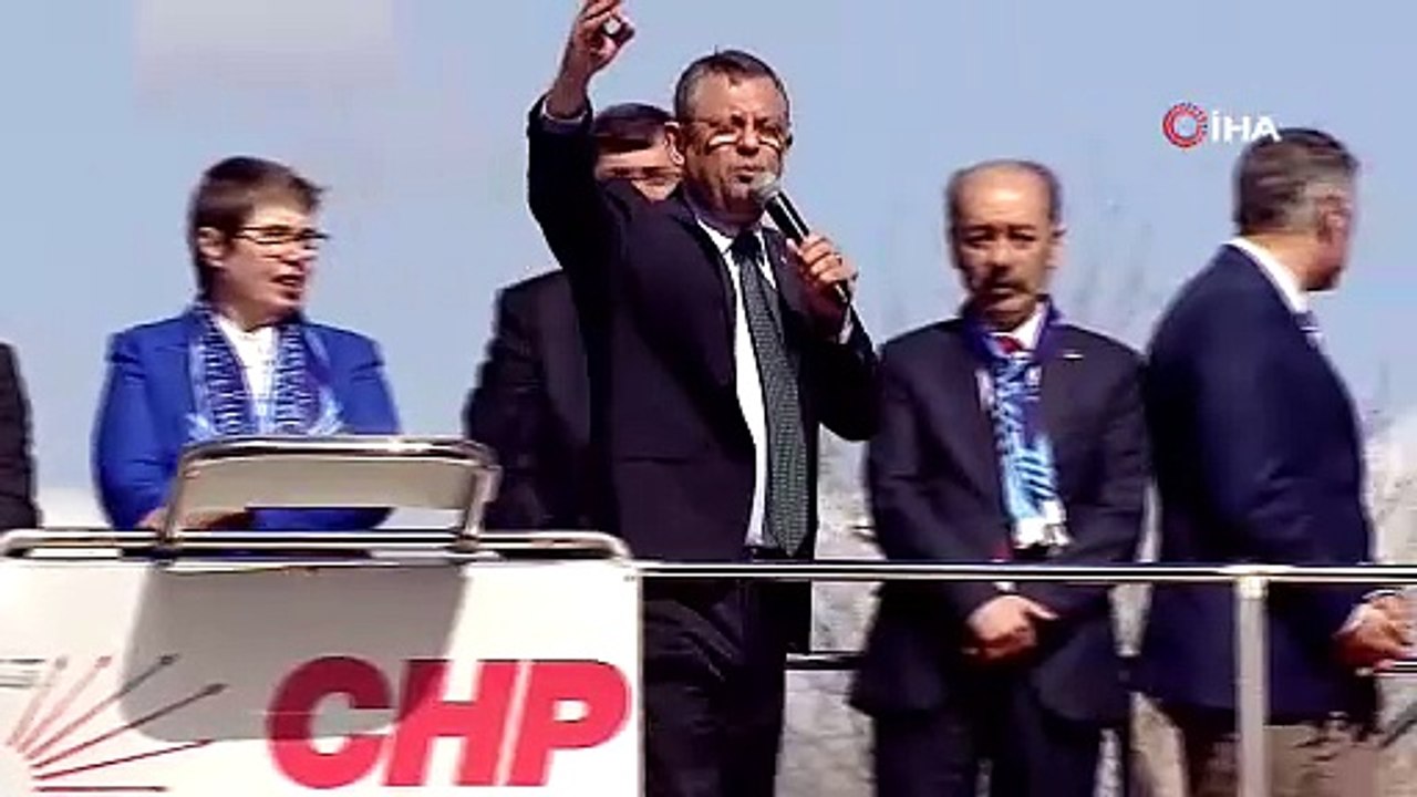 Özgür Özel, belediye başkan adayı yerine Saadet Partili milletvekilinin elini kaldırdı