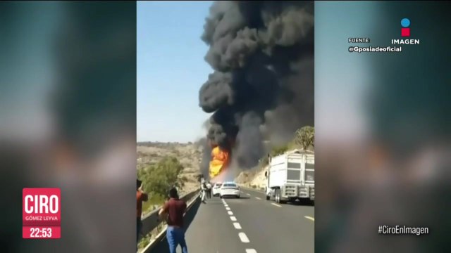 Pipas cargadas de combustible explotaron tras chocar en Oaxaca; hay tres muertos