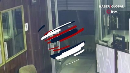 Kuyumcu soymak isteyen acemi hırsız silahı görünce böyle kaçtı