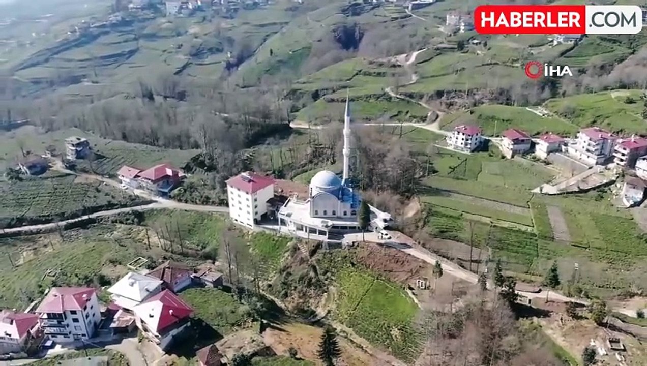 Cami ve kurs binası altından geçen yol ilgi çekiyor