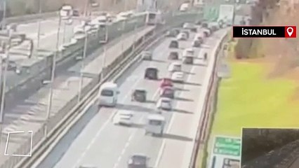 Üsküdar'da otomobilin motosikletliye çarptığı kazanın görüntüleri