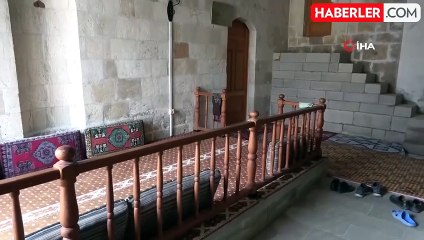 800 yıllık tarihi cami zamana direniyor