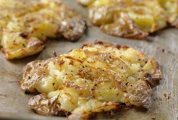 Pommes de terre écrasées au reblochon : voici l’accompagnement ultime pour les fondus de fromage