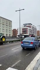 Cinco tractores entran en la ciudad y complican el tráfico