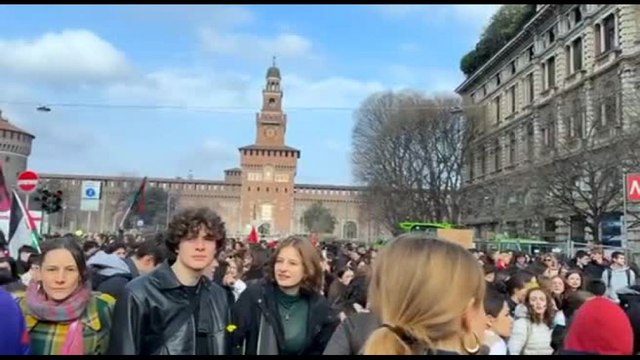 8 marzo, a Milano studenti in piazza per i diritti delle donne