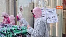 Protesta dei manifestanti dell'8 marzo contro Zara a Milano: 