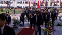 لحظة وصول الرئيس عبد الفتاح السيسي لأداء صلاة الجمعة في مسجد المشير طنطاوي بمناسبة يوم الشهيد