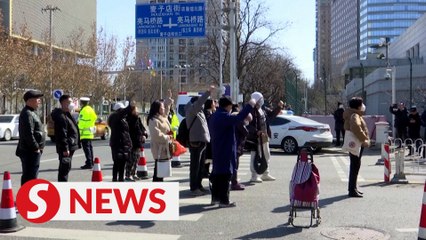 Download Video: MH370 families protest at Malaysian embassy in Beijing