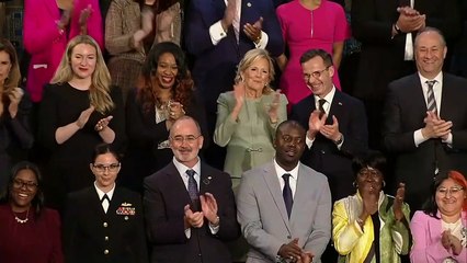 Biden ataca Trump diretamente em discurso perante o Congresso