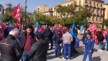 Palermo, la protesta dei lavoratori contro lo smembramento della rete di distribuzione elettrica nazionale