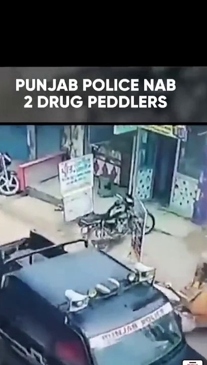 Drug paddlers cctv phootage on road ! Cctv phootage of policeman who catch peddlers  ! Police cctv ! Drug paddlers cctv ! News