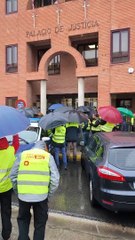 Los agricultores arropan a los compañeros detenidos en los juzgados de Aranda