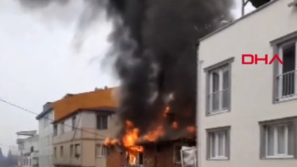 2 katlı evdeki yangına, bitişikteki binanın terasından hortumla su tuttu