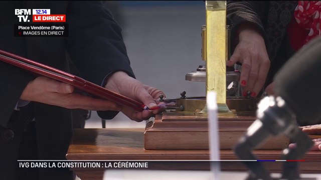 Éric Dupond-Moretti appose le sceau de la République sur la loi inscrivant l'IVG dans la Constitution