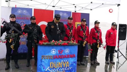 8 Mart Dünya Kadınlar Günü'nde kadın astsubaylardan Boğaz'da nefes kesen gösteri